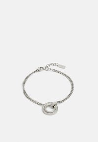 Bracciale a catena in argento con un pendente rotondo e un accento di cristallo. I link della catena sono intrecciati, offrendo un aspetto testurizzato.