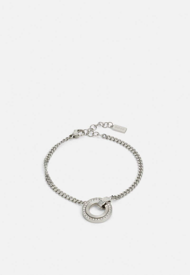 Bracciale a catena in argento con un pendente rotondo e un accento di cristallo. I link della catena sono intrecciati, offrendo un aspetto testurizzato.
