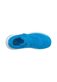 Zapatilla deportiva azul con parte superior de malla, superposiciones sintéticas, una correa segura y cordones. Plantilla texturizada y suela de goma con un acento blanco.