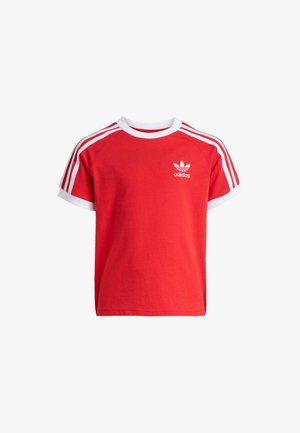 T-shirt in cotone rosso con collo e bordi delle maniche bianchi. Presenta tre strisce bianche sulle spalle e un piccolo logo bianco sul petto.