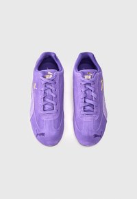 Paarse suède sneakers met platte veters, rubberen zolen en gestructureerde accenten. Voorzien van goudkleurige branding en een contrasterende zijpaneel.