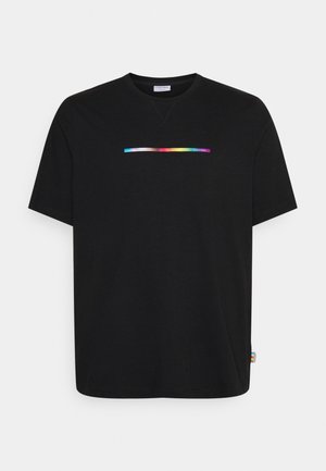 T-shirt noir à manches courtes avec une petite bande horizontale arc-en-ciel et le logo Calvin Klein sur la poitrine.