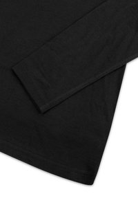 Schwarzes Langarm-T-Shirt aus glattem Baumwollstoff, mit einem Rundhalsausschnitt und doppelt genähten Nähten für zusätzliche Haltbarkeit.