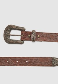Brauner Leder Gürtel mit geprägten Blumenmustern, verziertem silberfarbenem Schnallenverschluss und zusätzlichen Blumendetails an der Schnalle und dem Mittelpunkt.