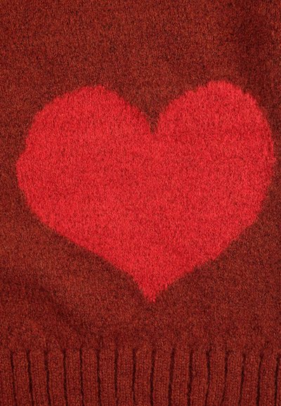 Červený pletený sveter s veľkým textúrovaným červeným srdcovým vzorom na tmavšom červenom pozadí, s rebrovaným lemom a manžetami.