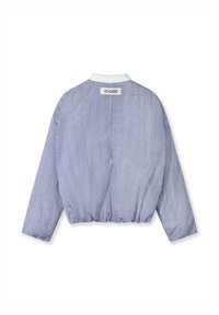 Krótka kurtka w niebiesko-białe paski, z białym kołnierzem, elastycznym ściągaczem u dołu oraz metką z tyłu. Miękki materiał o gładkiej teksturze.