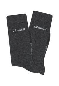 Dunkelgraue Baumwollsocken mit gerippter Struktur, auf den Seiten mit weißer Schrift "CPNHGH" und "KOPENHAGEN" bedruckt. Standard Crewhöhe.