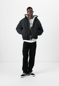 Oakley URBAN SLOPE PUFFER JACKET - Žieminė striukė - blackout