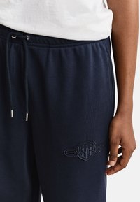 GANT TONAL SHIELD - Teplákové kalhoty - evening blue