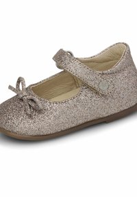 Zapato Mary Jane de color rosa dorado brillante con punta redonda, adorno de lazo y correa ajustable. Forro interior suave y suela de goma plana.