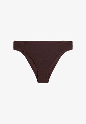 Braguita de bikini de tela marrón texturizada con pierna de corte alto y cintura elástica sobre fondo blanco.