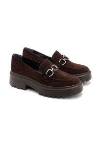 Loafers din suede maro cu o talpă din cauciuc groasă. Prezintă un accent dintr-un lanț argintiu în față. Textură netedă și design ușor de încălțat.