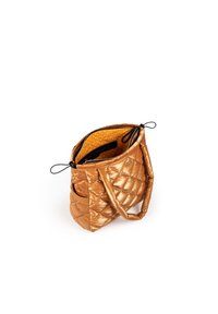 Bolsa tote acolchada en material bronce brillante con herrajes negros. El interior cuenta con un forro de lunares amarillos y bolsillos adicionales para organización.