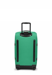 Grön resväska med hårt skal, utdragbart svart handtag och fyra svarta hörnskydd. Slät yta och minimalistisk design.