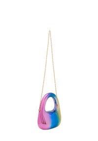 Plastic taske med et buet håndtag, der har en gradient i pink, lilla og blå farver. Inkluderer en guldkæde-rem.