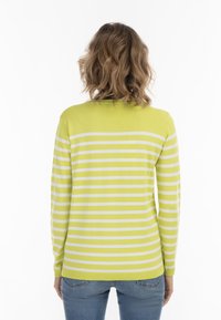 Maglione a righe gialle e bianche con maniche lunghe, polsini e scollatura a costine, caratterizzato da una morbida trama a maglia. Vista posteriore mostrata.