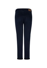 Mørkeblå denim jeans med optrukne kanter, to baglommer og en læderpatch på taljebåndet. Glat tekstur, lige ben.
