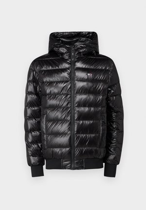 Veste doudoune noire avec capuche, présentant une texture brillante, un design matelassé et des poignets élastiques. Comprend une fermeture éclair à l'avant et un détail de logo.
