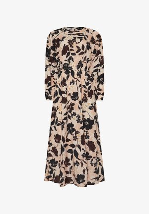 Abito maxi floreale con maniche lunghe, caratterizzato da una base rosa, stampe floreali in bianco e nero, scollatura rotonda e dettaglio in vita arricciato.