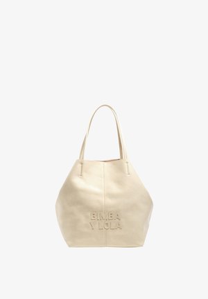 Bolso tote de piel beige con dos asas para el hombro y “BIMBA Y LOLA” grabado en relieve en el centro delantero.