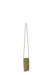 Olive-zelená tkaná kožená crossbody taška s tenkým, nastaviteľným popruhom a zipsom. Obdĺžnikový tvar s textúrovaným, pleteným dizajnom.