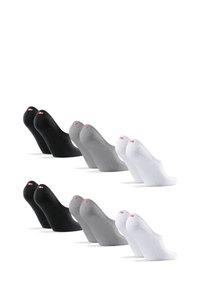 Conjunto de calcetines invisibles en negro, gris y blanco. Cada par tiene un diseño sin costuras con un pequeño logo rojo y blanco en el talón.