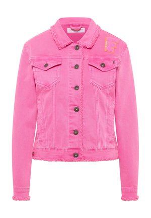 Heldere fuchsia spijkerjasje met rafelige randen, knoopsluiting, twee borstklepzakken en een gestructureerd oranje-roze patch op de bovenste linkerzijde.
