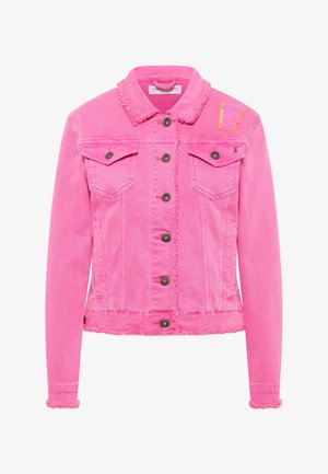 Heldere fuchsia spijkerjasje met rafelige randen, knoopsluiting, twee borstklepzakken en een gestructureerd oranje-roze patch op de bovenste linkerzijde.