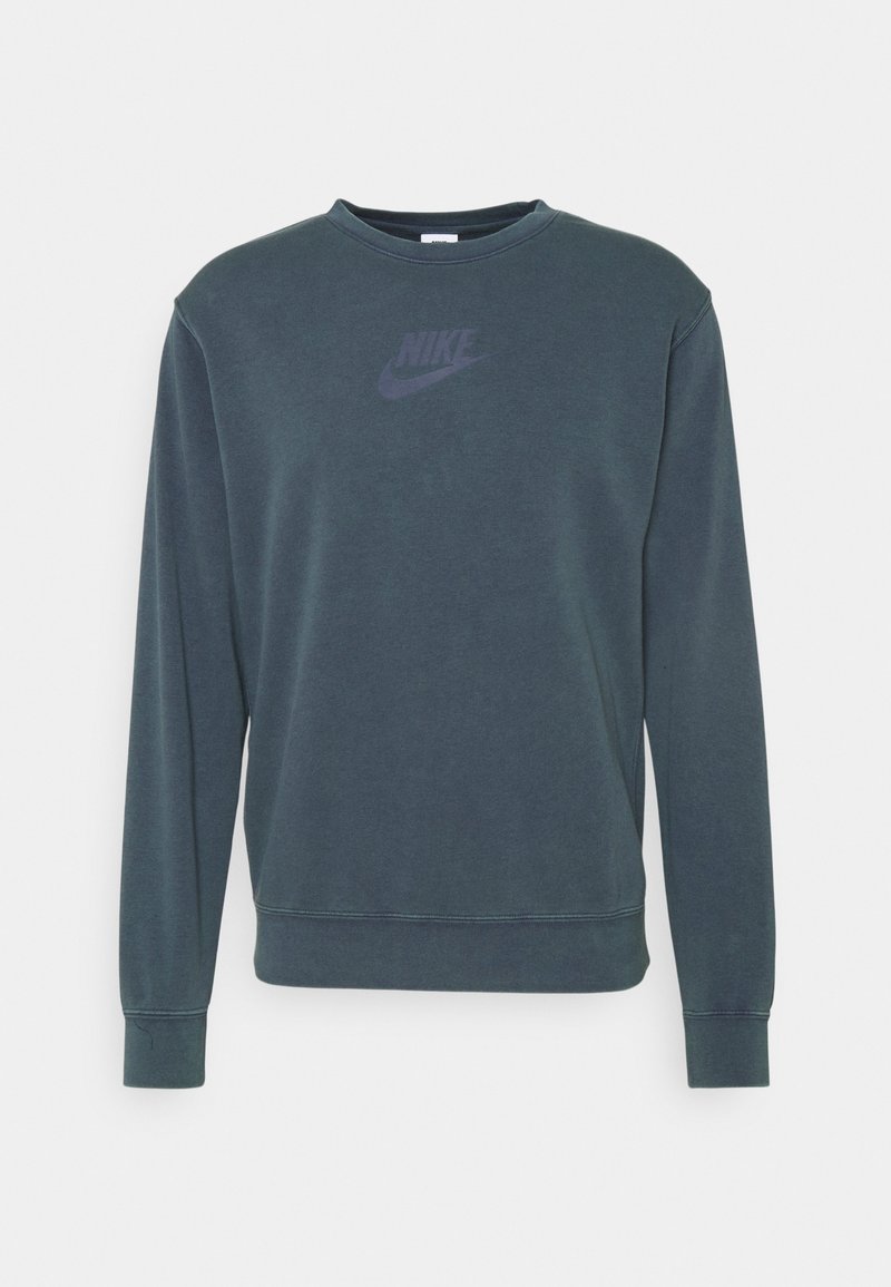 Mörkgrön sweatshirt med rundad halsringning, långa ärmar, ribbade muddärmar och en texturerad Nike-logga i en mörkare nyans på framsidan.