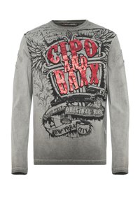 Langärmliges graues T-Shirt mit einem schwarzen und roten Grafikdesign, das "CIPO and BAXX" sowie Textelemente zeigt, aus strukturiertem Stoff und mit Rundhalsausschnitt.