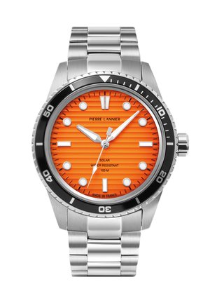 Rustfrit stålkasse med en orange tekstureret urskive, sort bezel, hvide timemarkører og et sølvfarvet armbånd. Vandtæt op til 100 meter.