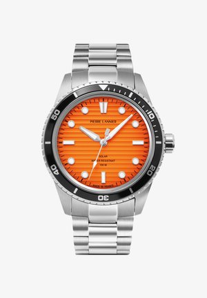 Nerūdijančio plieno laikrodis su oranžiniu tekstūruotu ciferblatu, juodu rėmeliu, baltais valandų žymekliais ir sidabriniu apyrankiu. Atsparus vandeniui iki 100 metrų.