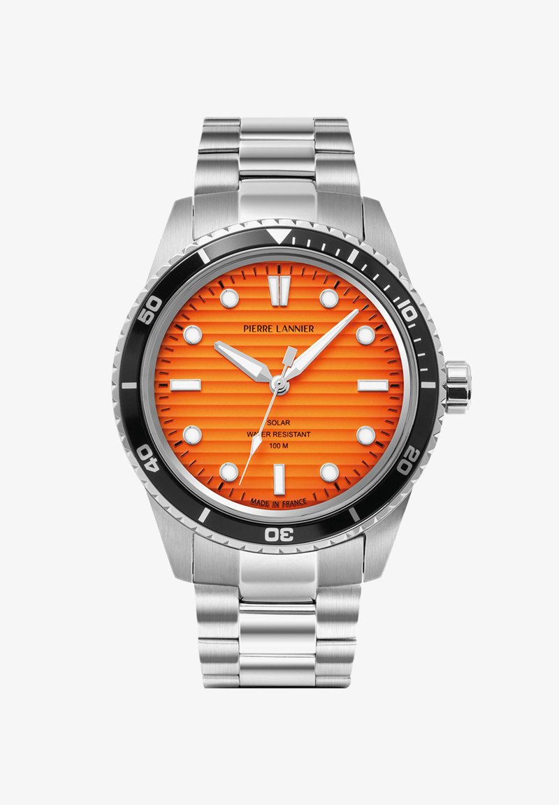 Reloj de acero inoxidable con un dial texturizado naranja, bisel negro, marcadores de hora blancos y una pulsera plateada. Resistente al agua hasta 100 metros.