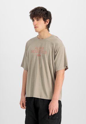 Alpha Industries, ALPHA INDUSTRIES MEN - T-SHIRTS ALPHA INDUSTRIES STENCIL PRINT T-SHIRT - Camiseta estampada - vintage sand