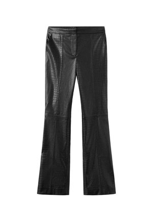 Pantalon noir à texture crocodile, taille haute et jambes évasées, présenté sur fond blanc.