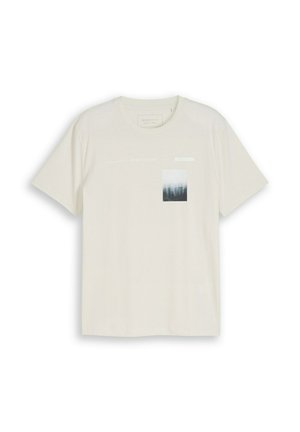 Tricou de culoare off-white cu mânecă scurtă și guler rotund, cu un mic grafic estompat al unui peisaj urban și un text discret în partea superioară dreaptă față.