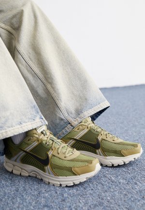 Nike Sportswear Baskets basses - olive