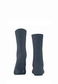 Une paire de chaussettes mi-mollet gris foncé avec des poignets côtelés, l'une montrant la semelle avec le texte "FALKE FAMILY 39-42" en gris clair.