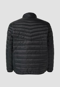 Zwarte pufferjas met een hoge kraag. Heeft horizontale gestikte patronen, een ritssluiting en een elastische zoom voor isolatie.
