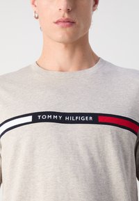 Tommy Hilfiger CHEST INSERT TEE - T-Shirt print - heathered pebble