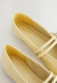 Next REGULAR FIT MARY JANE - Ballerinat nilkkaremmillä - buttermilk yellow