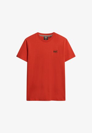 Rød bomulds T-shirt med korte ærmer, rund halsudskæring og et lille sort logo på brystet. Blød tekstur, normal pasform.