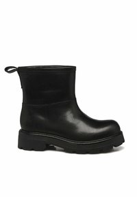 Stivale alla caviglia in pelle nera con punta rotonda, suola spessa e maniglia sul retro; texture liscia e design minimalista.