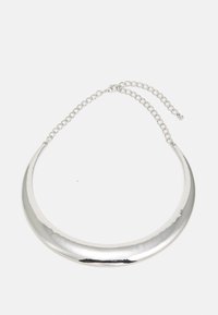 Collier argenté en forme de croissant avec une chaîne ajustable et un fermoir mousqueton sur fond blanc.