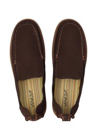 Hnědé kožené slip-on boty s kontrastním šitím, měkkým povrchem a pruhovanou stélkou s vytištěným názvem značky "Venezia".