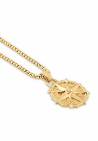 Collana con pendente a forma di bussola in oro, caratterizzata da un dettaglio di corda testurizzata, sei stelle a punta e una catena con anelli rotondi.