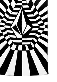 Koc w czarno-białym wzorze z wyraźnymi ukośnymi paskami i centralnym kształtem geometrycznym przypominającym stylizowany emblemat.