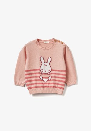 Pull en tricot rose à manches longues, avec un design de lapin et des rayures horizontales en rose plus foncé. Trois boutons en bois sur l'épaule.