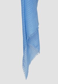 Écharpe bleu clair présentant un motif texturé avec des rayures, des bords finis et des franges, fabriquée en tissu doux et léger.