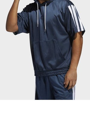 Personne portant un sweat à capuche en mesh bleu marine à manches courtes et un short assorti avec des rayures blanches sur les manches et les côtés.